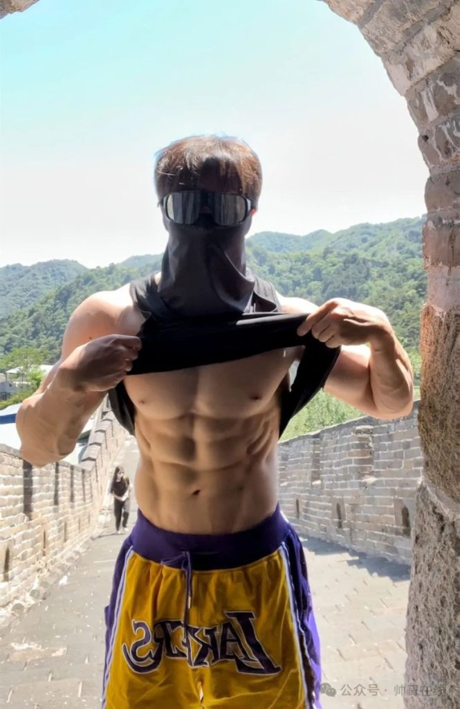紧身骑行服白皮肌肉健身帅哥,这宽肩窄腰也太绝了!