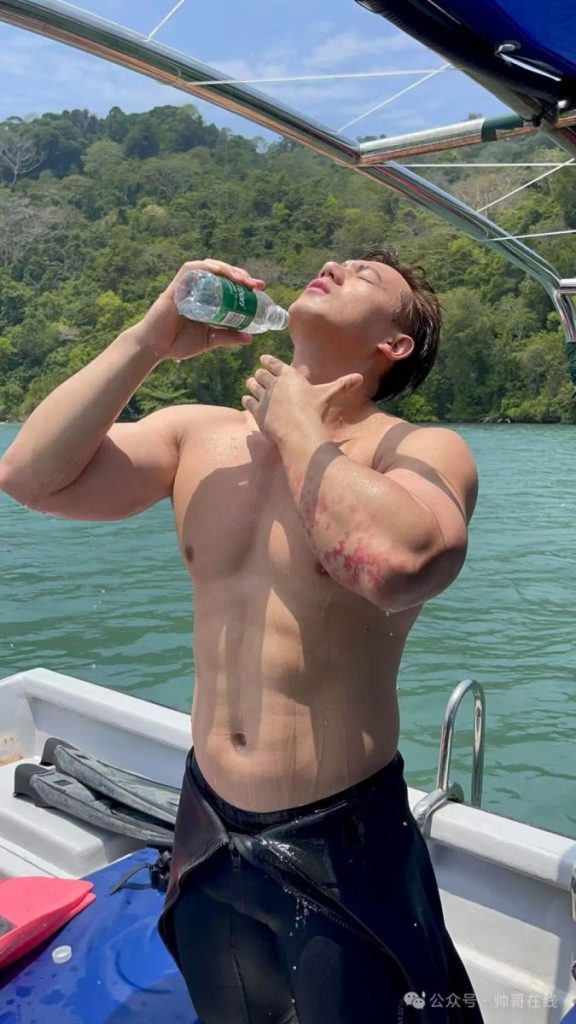 胸肌越练越大的肌肉私教,,这身材谁不喜欢?