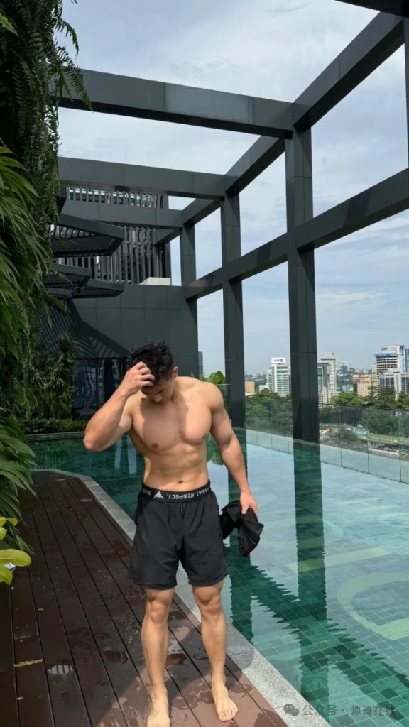 胸肌越练越大的肌肉私教,,这身材谁不喜欢?