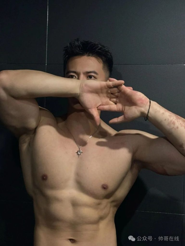胸肌越练越大的肌肉私教,,这身材谁不喜欢?