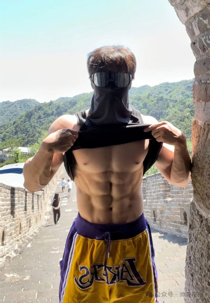 紧身骑行服白皮肌肉健身帅哥,这宽肩窄腰也太绝了!