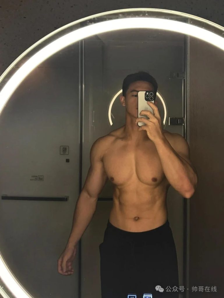 胸肌越练越大的肌肉私教,,这身材谁不喜欢?