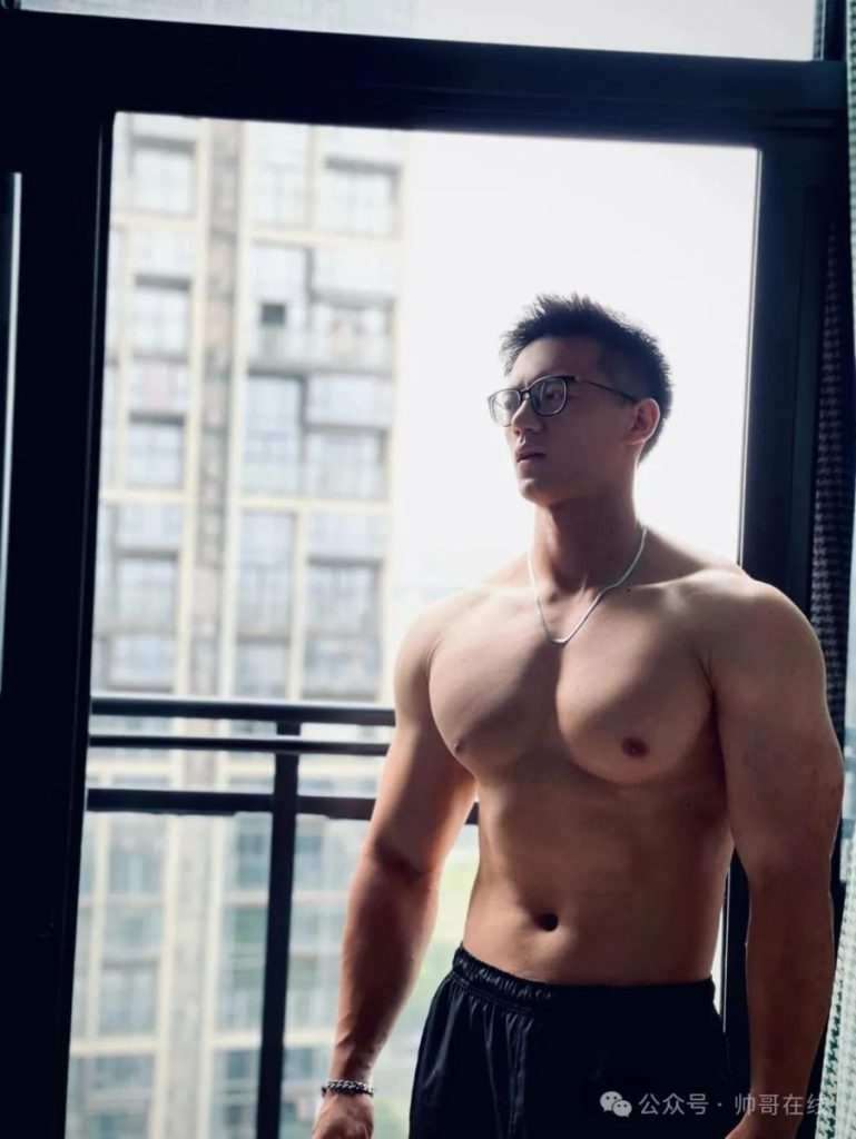 胸肌越练越大的肌肉私教,,这身材谁不喜欢?
