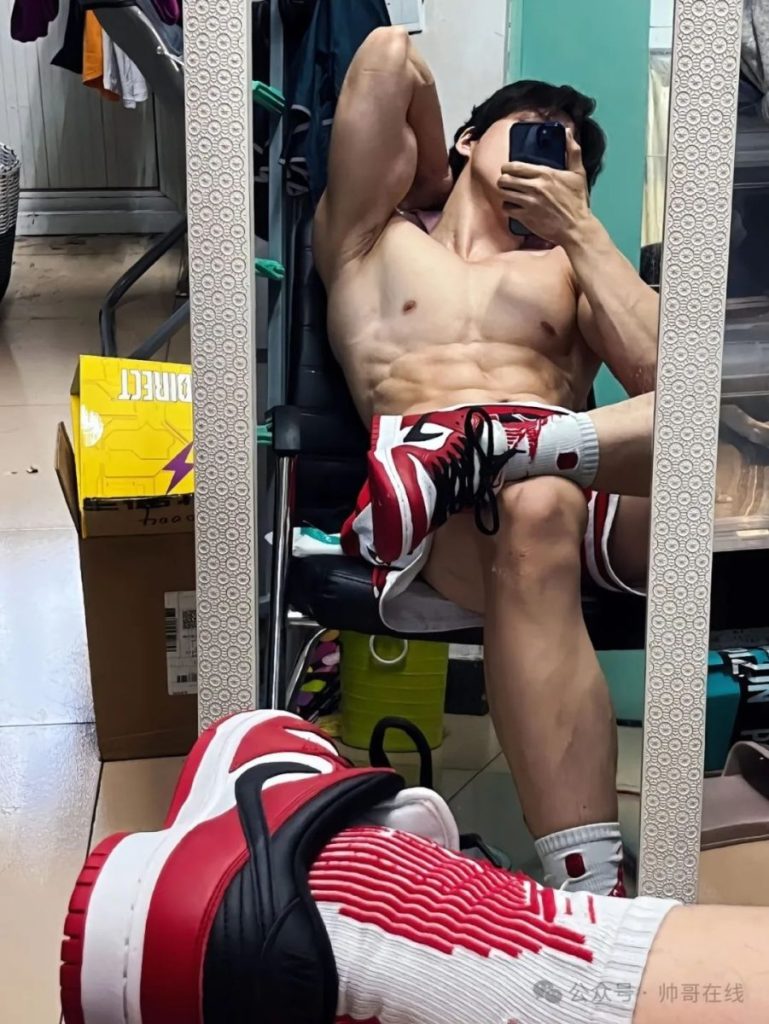 紧身骑行服白皮肌肉健身帅哥,这宽肩窄腰也太绝了!