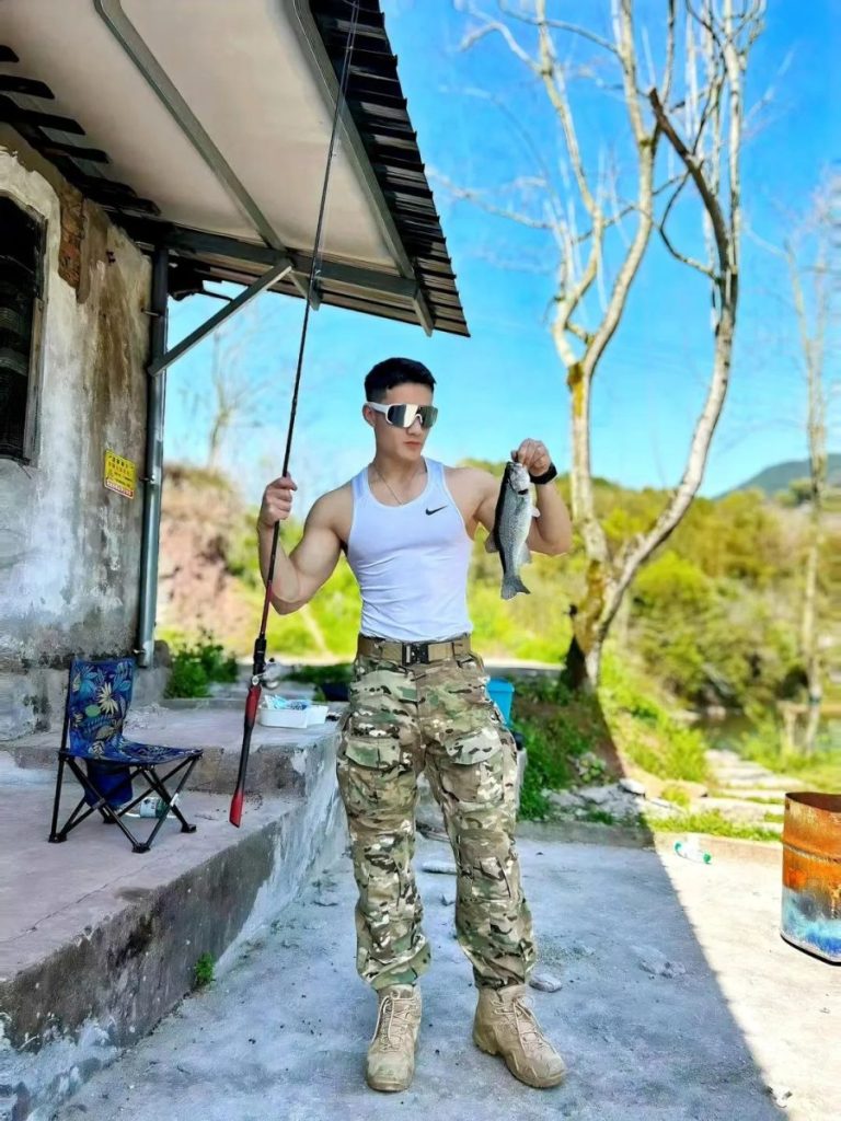 重庆南岸户外博主,户外桨板秀薄肌身材格子腹,这身材线条可以不看脸了
