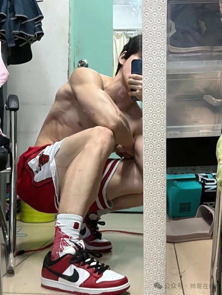 紧身骑行服白皮肌肉健身帅哥,这宽肩窄腰也太绝了!