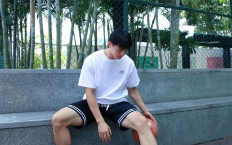 深圳这位白袜体育老师火了，短裤太短、肌肉太顶，网友直呼：谁能不爱上他的课！