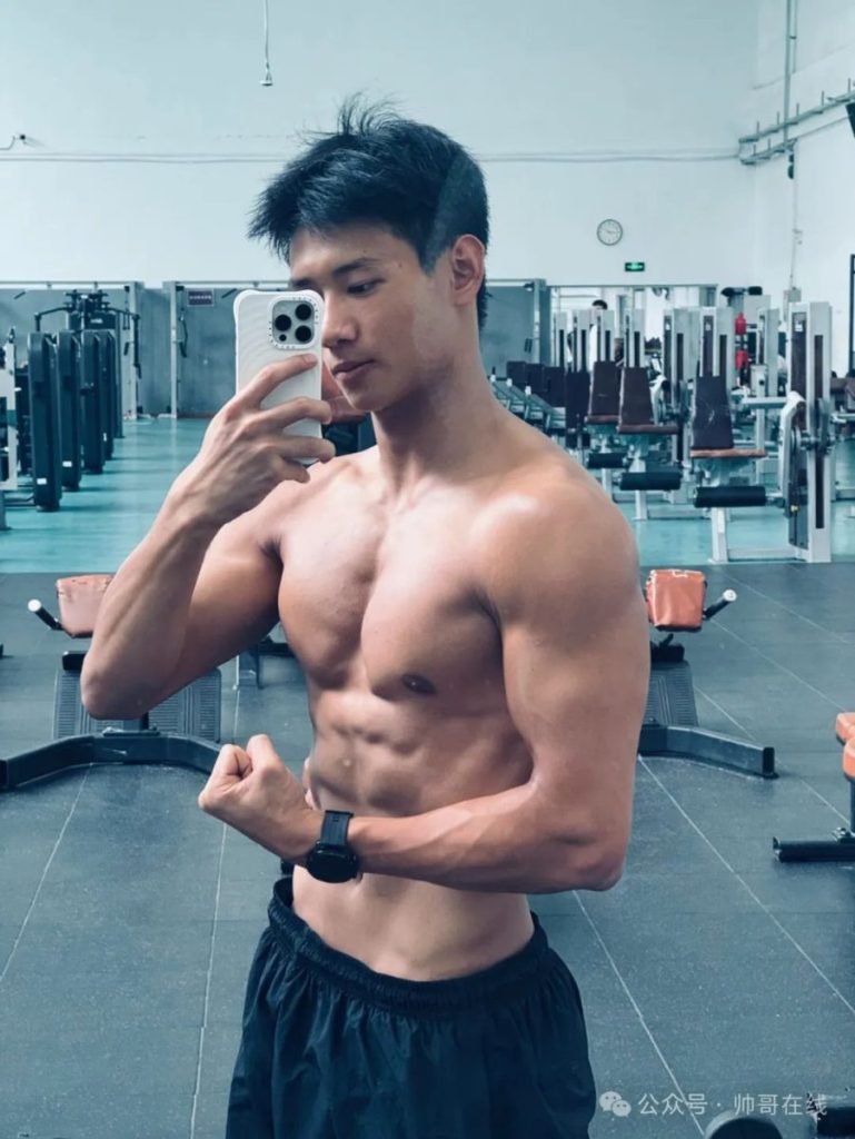 黑皮腹肌体育生弟弟,男大的张力你把持不住!
