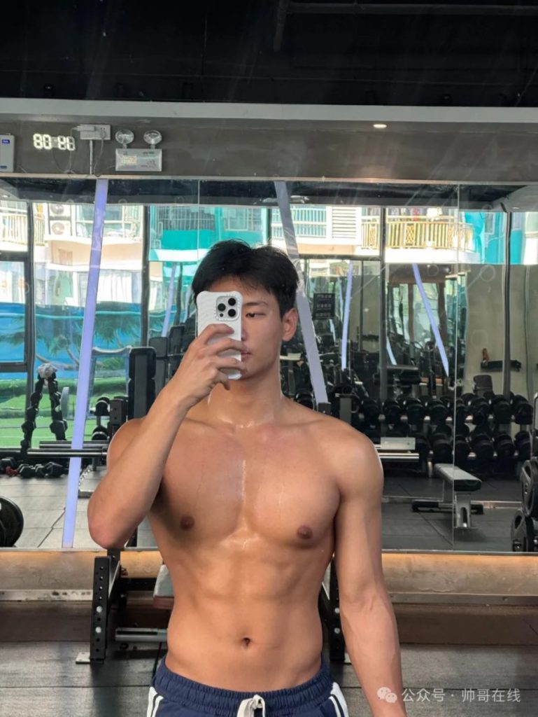 黑皮腹肌体育生弟弟,男大的张力你把持不住!