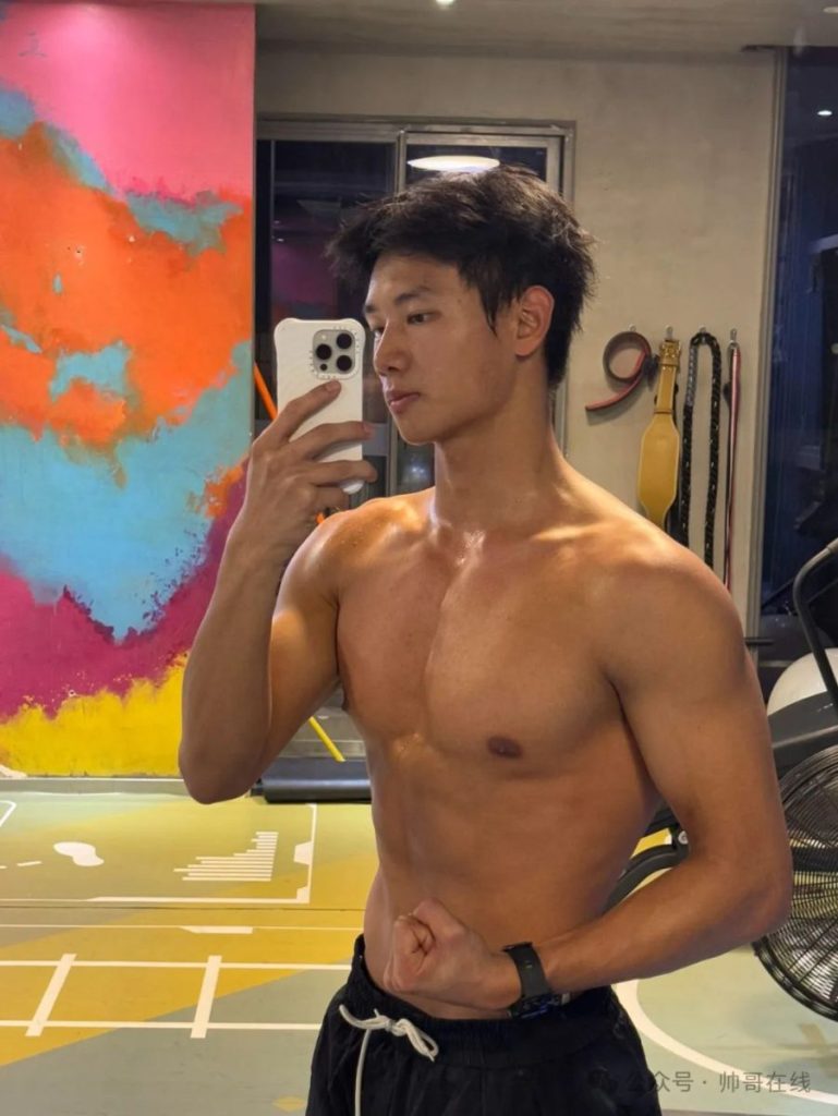 黑皮腹肌体育生弟弟,男大的张力你把持不住!