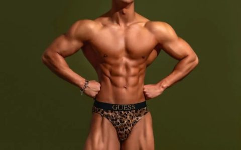 豹纹肌肉黑皮健身男模