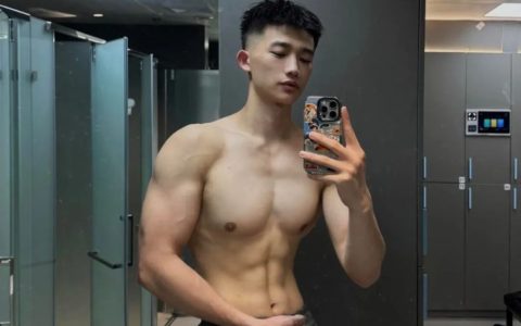 浙江肌肉男大穿白色运动短裤凸显实力藏不住了！
