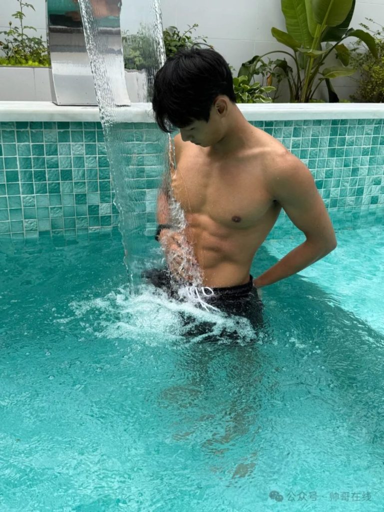 黑皮腹肌体育生弟弟,男大的张力你把持不住!