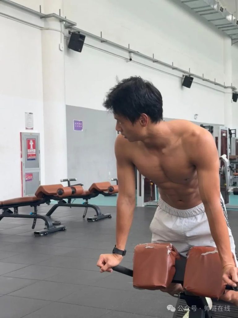 黑皮腹肌体育生弟弟,男大的张力你把持不住!