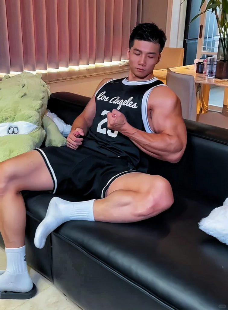 浙江黑皮战神肌肉刷屏，这身材是真实存在的吗？！