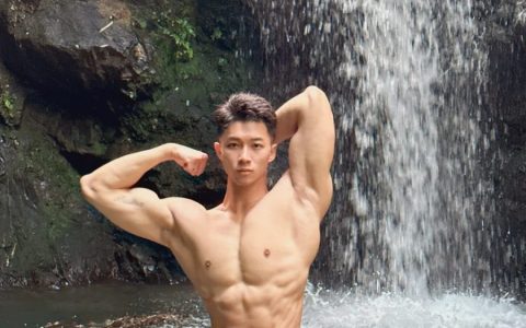 洗车遇到光膀子肌肉小哥，他的裤子打湿啦！