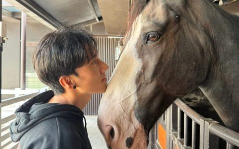 正气古风少年，筋肉薄肌模特