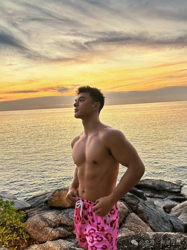 黑皮肌肉健身帅哥,这是夏天的颜色吗?