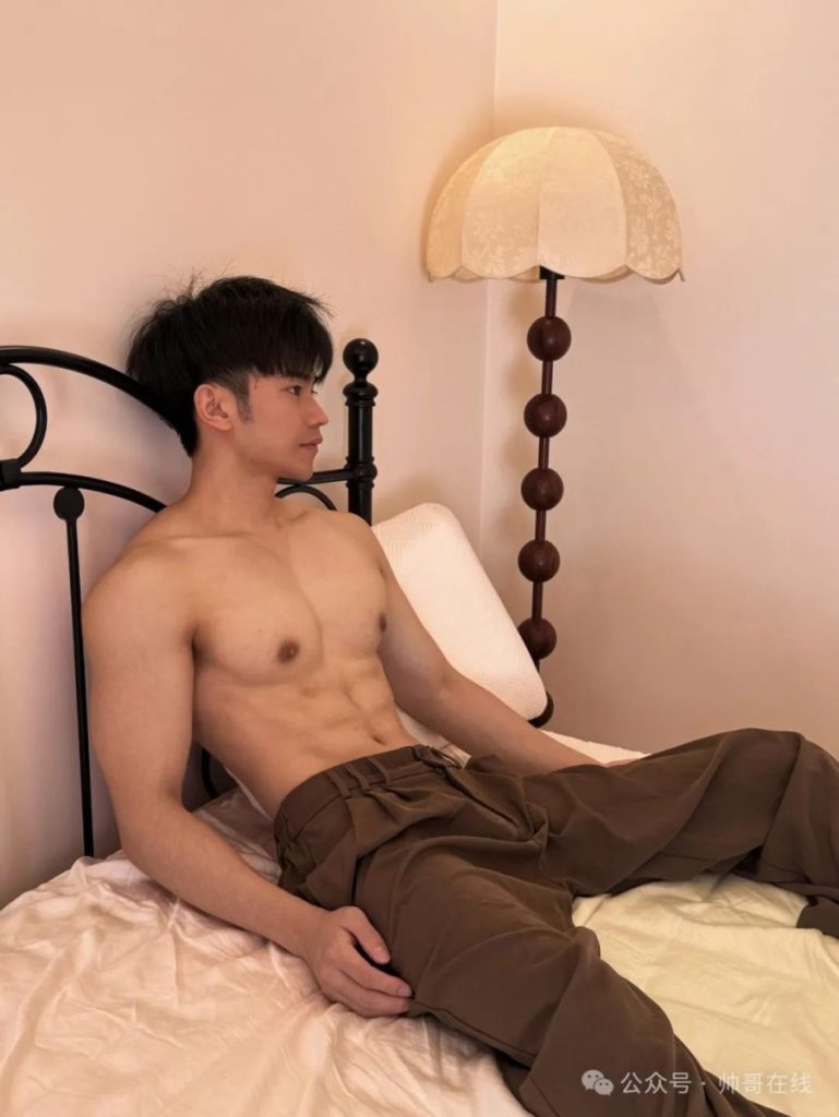 腹肌高鼻梁男大健身帅哥,谁看了不厮哈厮哈!