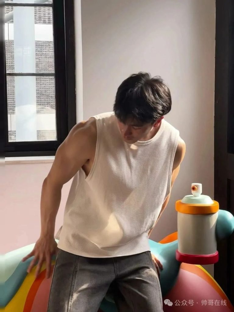 腹肌高鼻梁男大健身帅哥,谁看了不厮哈厮哈!