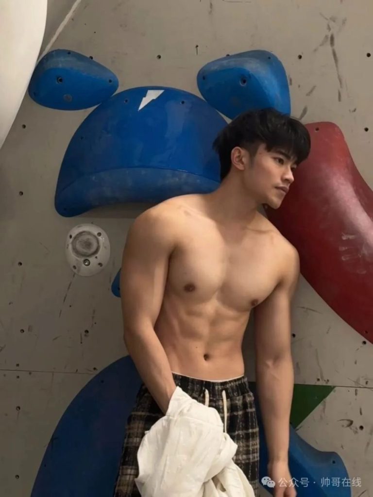腹肌高鼻梁男大健身帅哥,谁看了不厮哈厮哈!
