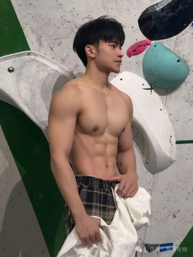 腹肌高鼻梁男大健身帅哥,谁看了不厮哈厮哈!