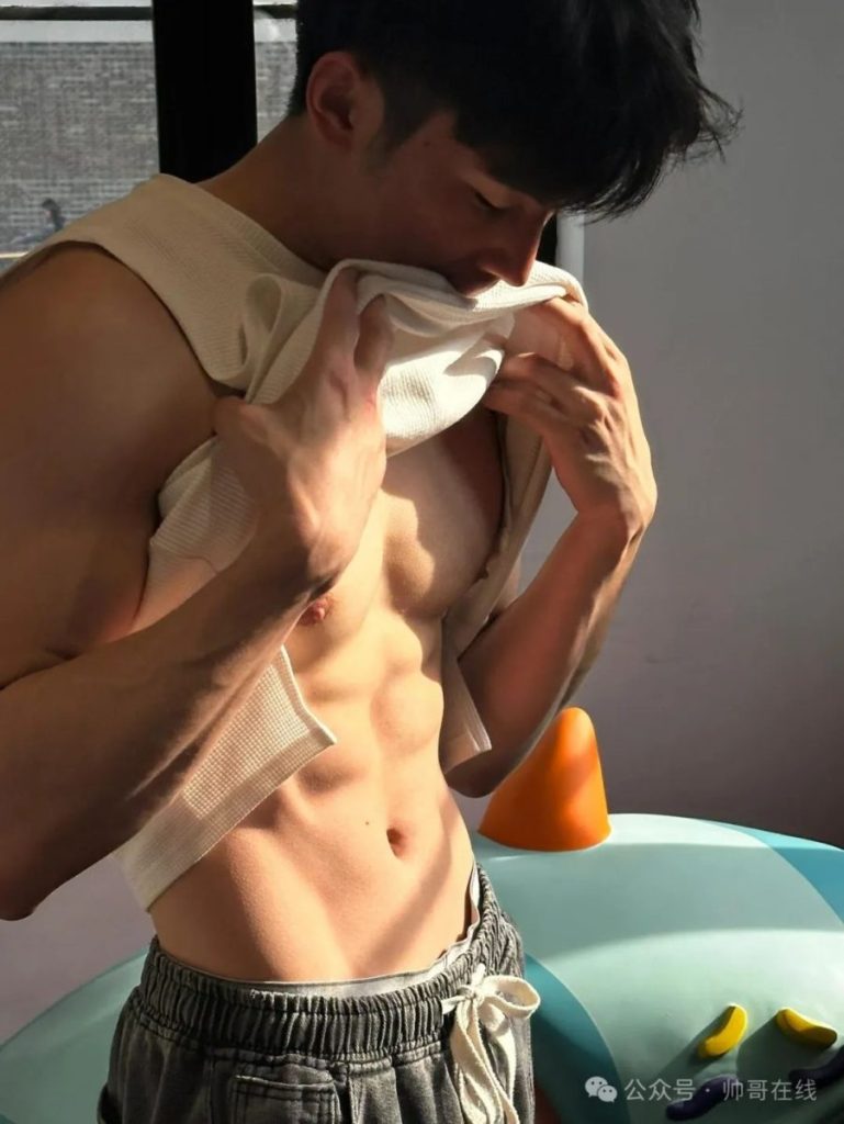 腹肌高鼻梁男大健身帅哥,谁看了不厮哈厮哈!