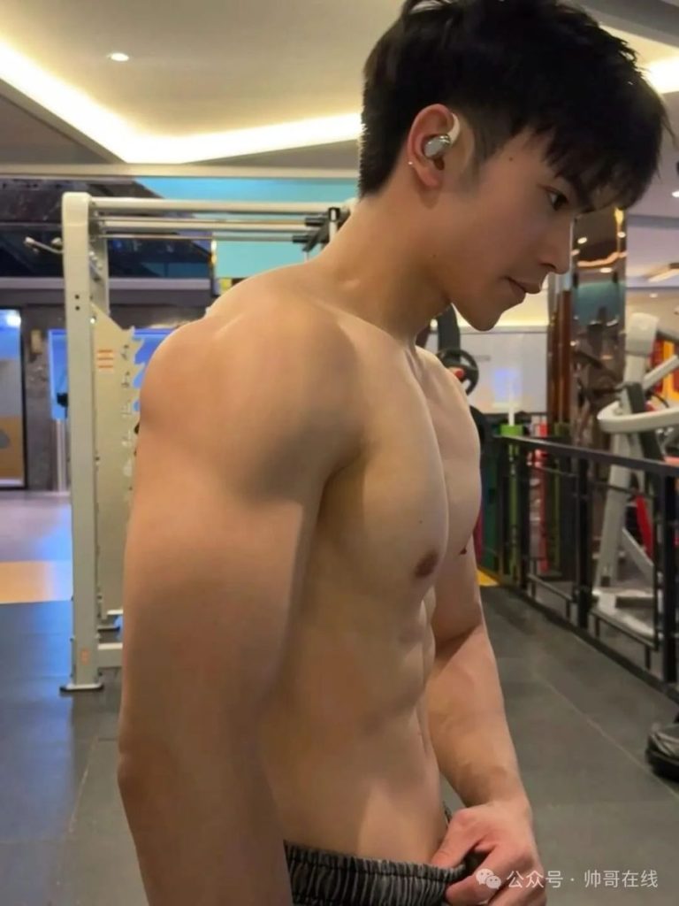 腹肌高鼻梁男大健身帅哥,谁看了不厮哈厮哈!