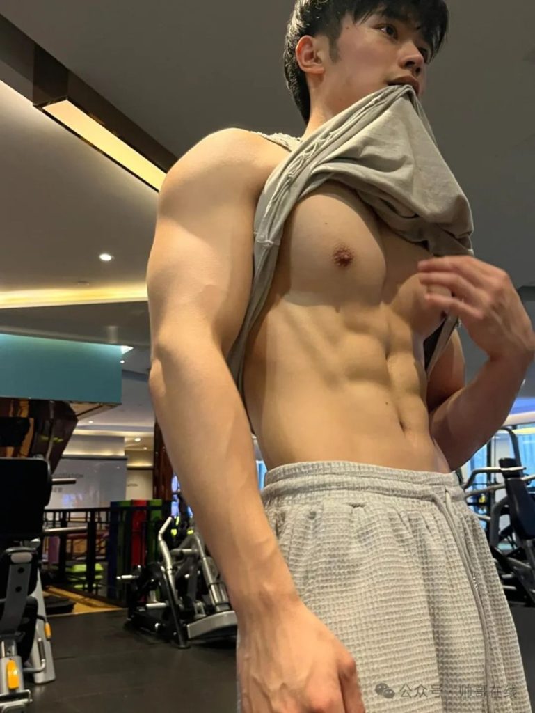 腹肌高鼻梁男大健身帅哥,谁看了不厮哈厮哈!