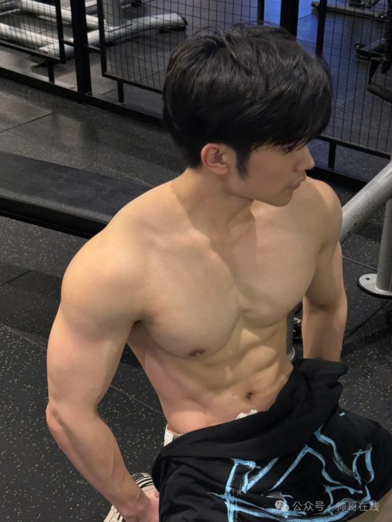 腹肌高鼻梁男大健身帅哥,谁看了不厮哈厮哈!