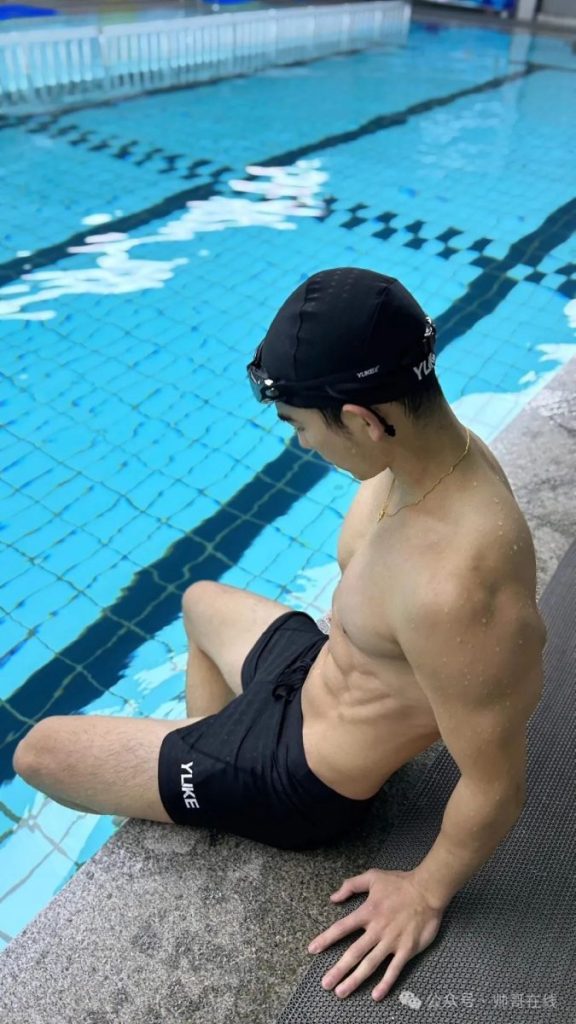 海边薄肌运动小帅哥,小肌肉线条绝绝子啊!