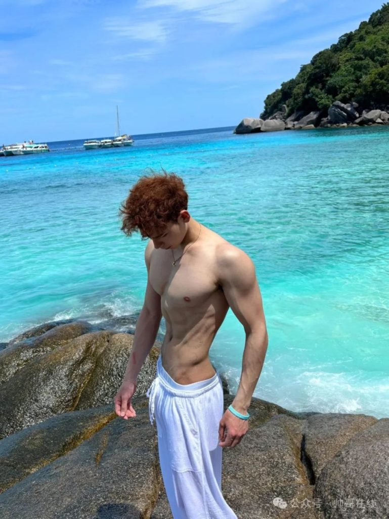 海边薄肌运动小帅哥,小肌肉线条绝绝子啊!