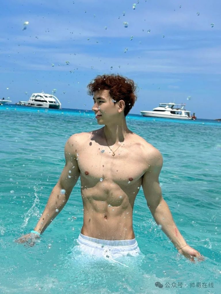 海边薄肌运动小帅哥,小肌肉线条绝绝子啊!