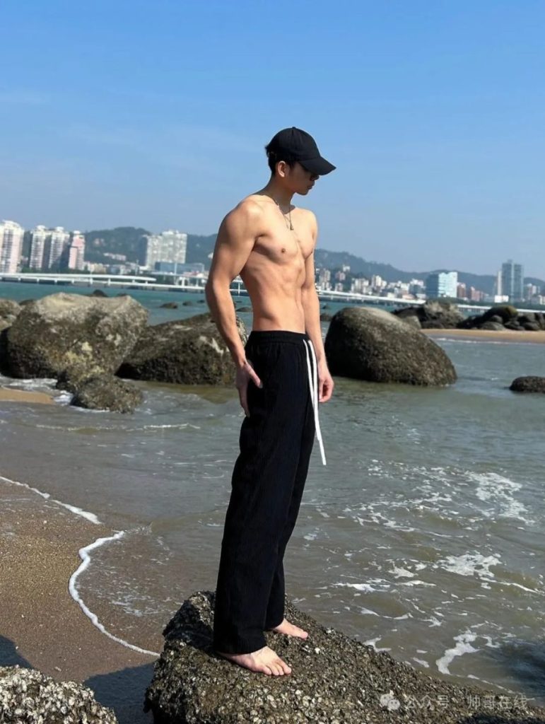海边薄肌运动小帅哥,小肌肉线条绝绝子啊!