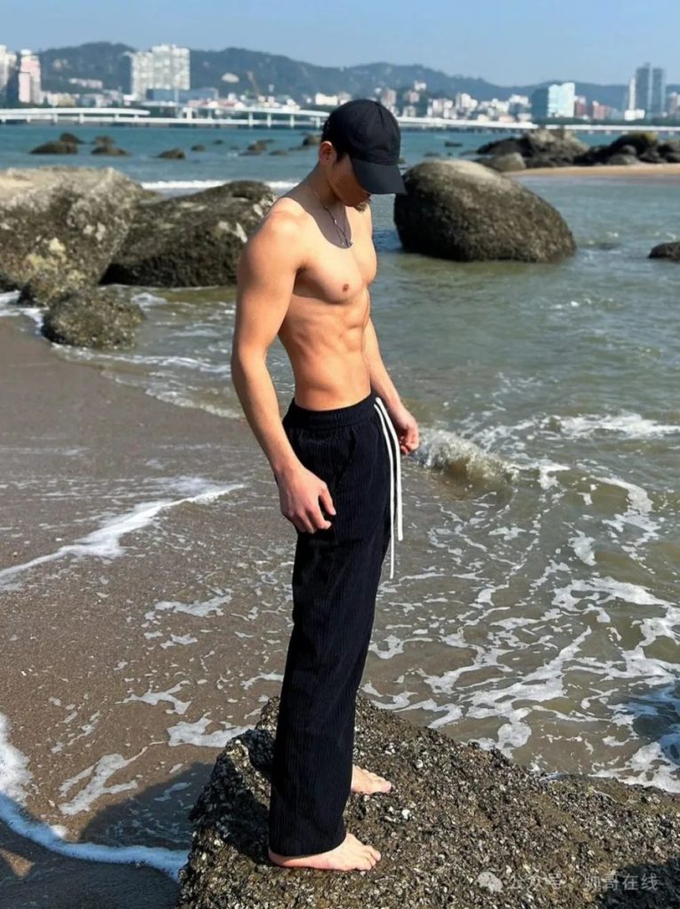 海边薄肌运动小帅哥,小肌肉线条绝绝子啊!