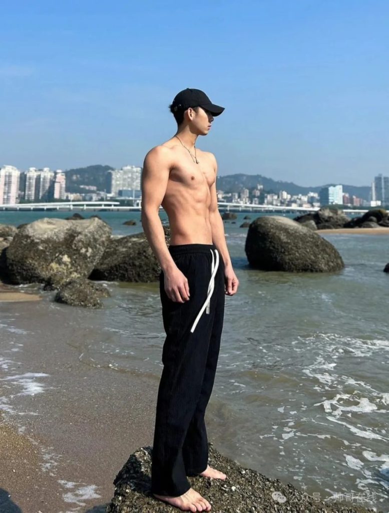 海边薄肌运动小帅哥,小肌肉线条绝绝子啊!