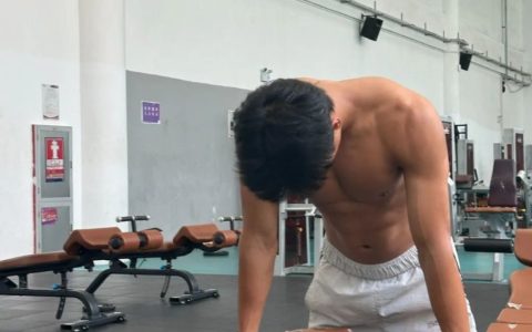 黑皮腹肌体育生弟弟，男大的张力你把持不住！
