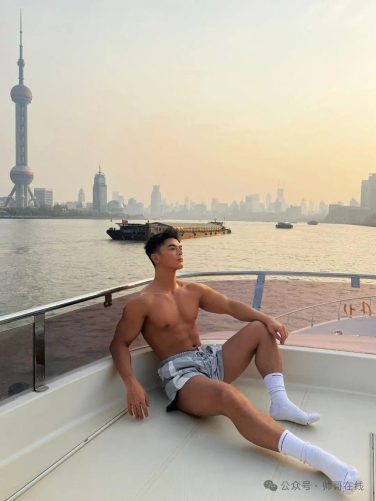 黑皮肌肉健身帅哥,这是夏天的颜色吗?