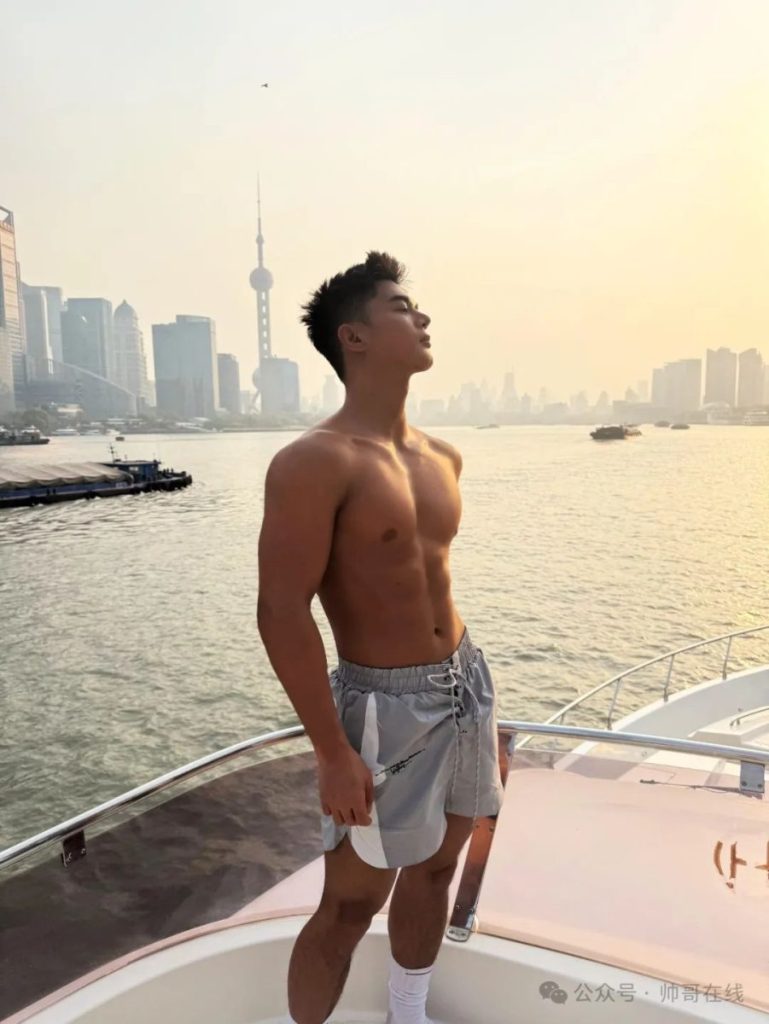 黑皮肌肉健身帅哥,这是夏天的颜色吗?