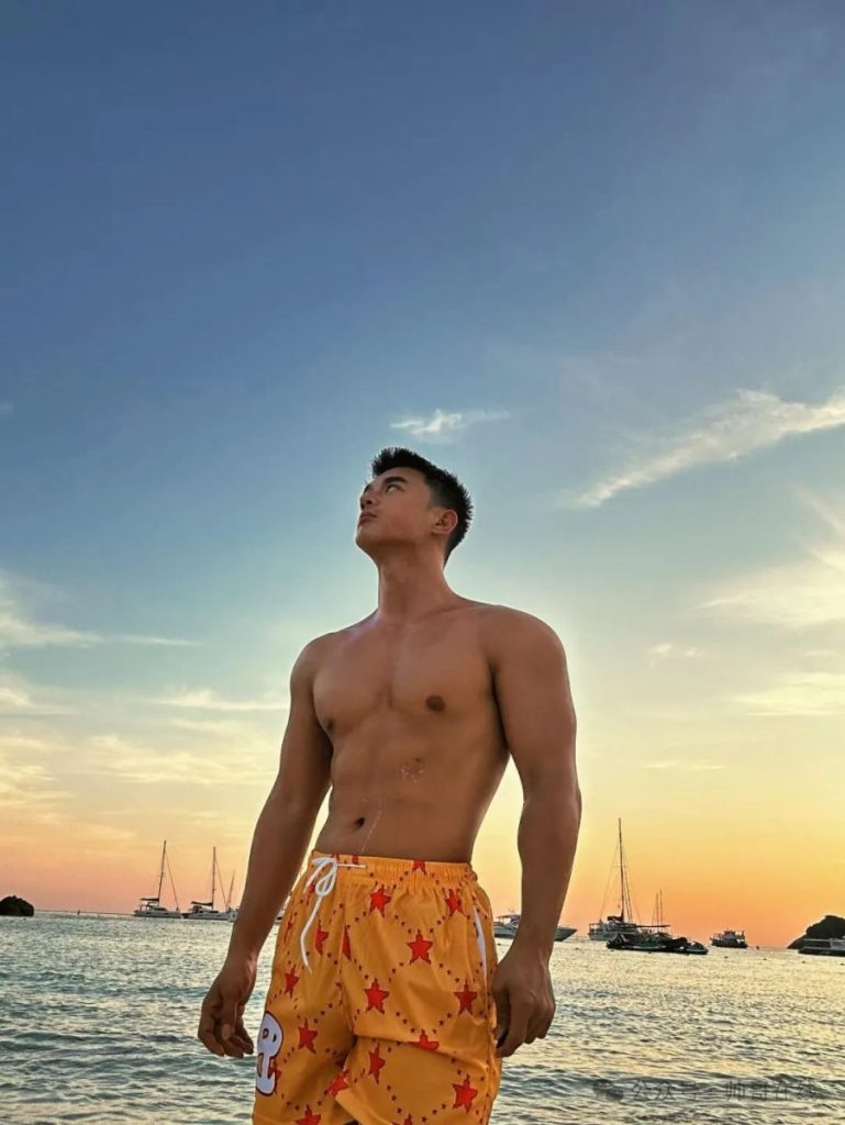 黑皮肌肉健身帅哥,这是夏天的颜色吗?