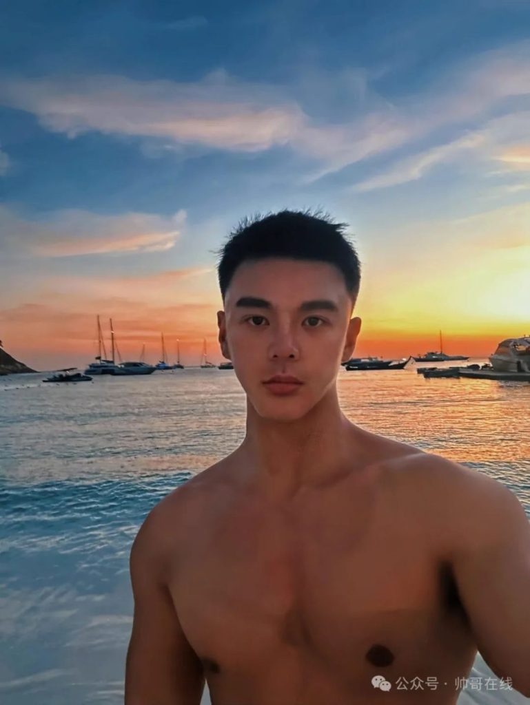 黑皮肌肉健身帅哥,这是夏天的颜色吗?