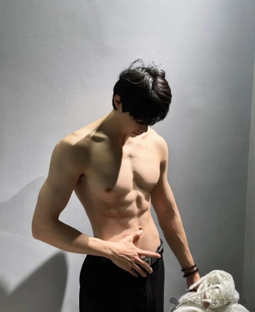 195cm山东体院校草，八块腹肌太亮眼，曾与两名学弟同时有染......