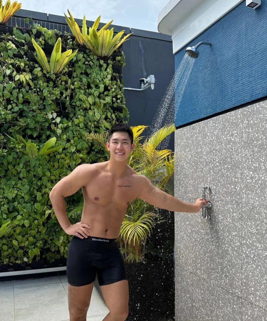 泰国泼水节被包围的翘臀男灰短裤湿透，长腿真好看！