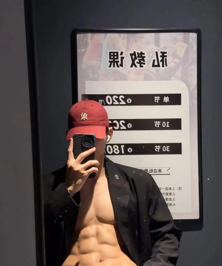 广东185cm肌肉帅模特,这腹肌谁看了不心动!