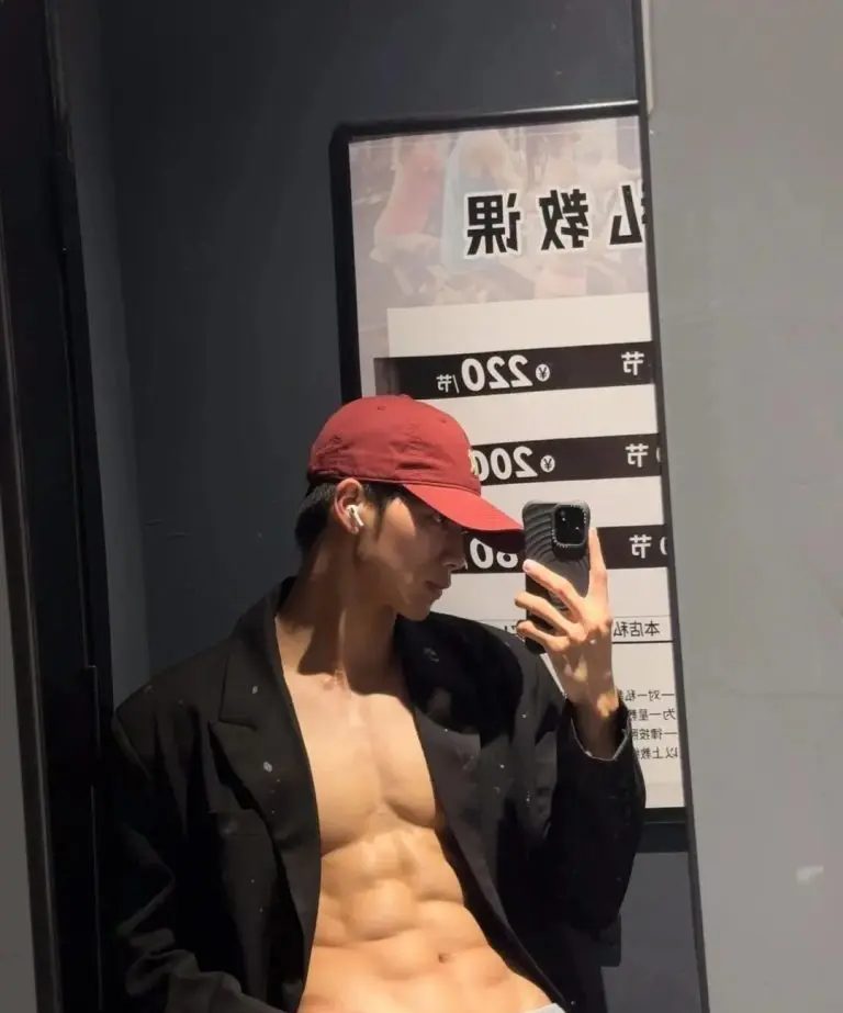 广东185cm肌肉帅模特,这腹肌谁看了不心动!