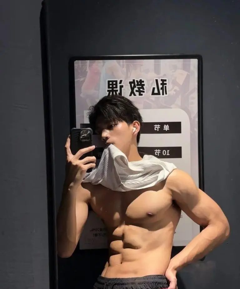 广东185cm肌肉帅模特,这腹肌谁看了不心动!