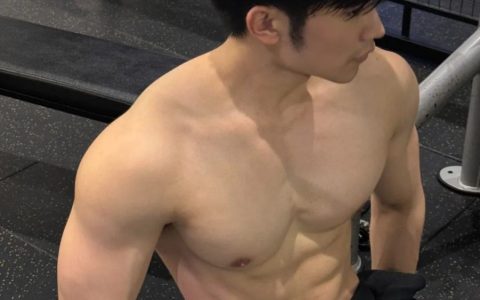 腹肌高鼻梁男大健身帅哥，谁看了不厮哈厮哈！