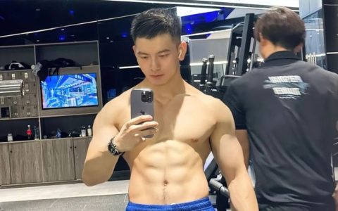2025泰国泼水节他最火？寸头白皮肌肉帅被喷惨了！