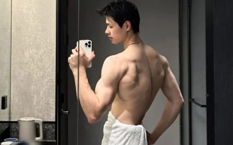 195cm山东体院校草，八块腹肌太亮眼，曾与两名学弟同时有染......