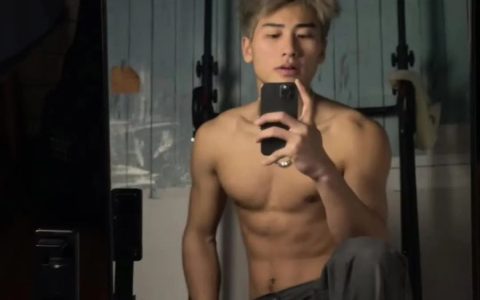 178cm腹肌男神上线！湖南体育生“叉太开”满是性张力